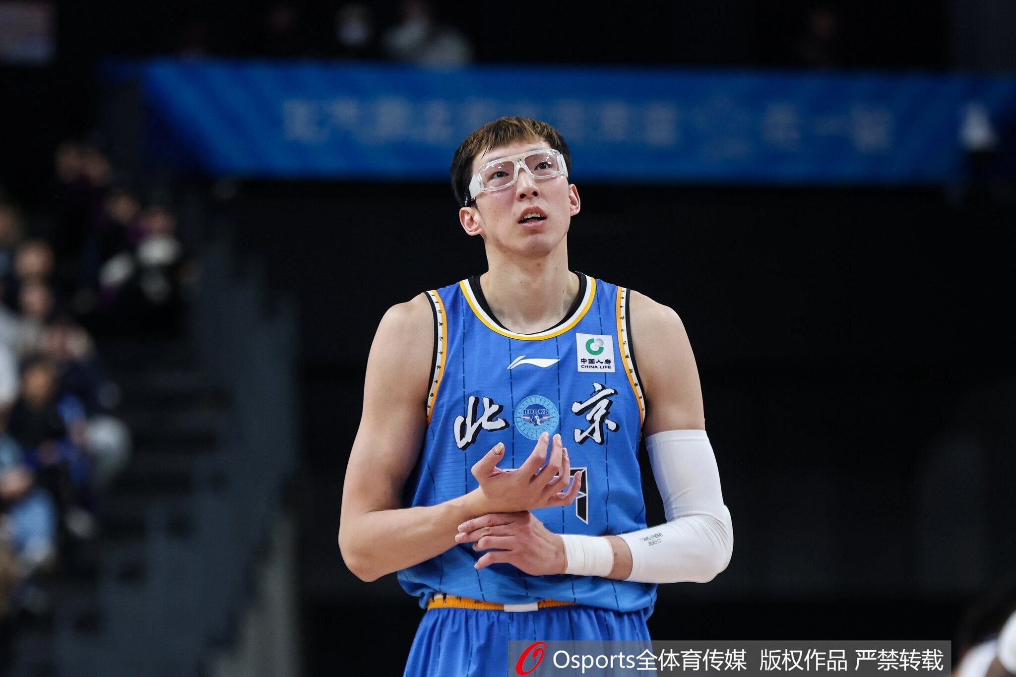 杏彩体育h5-周琦30岁生日！北京官博送祝福：生日快乐🎂新岁继续并肩拼到底